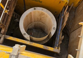 AMS excavate 9m deep around live, 900mm sewer branch to construct new manhole as part of an emergency relief system on the Croydon Sewer Branch.